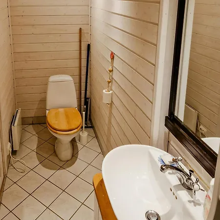 Gammalt Fiskarhus Av Mjosundet I Aure *