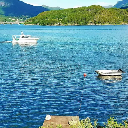 Gammalt Fiskarhus Av Mjosundet I Aure Nyaraló *