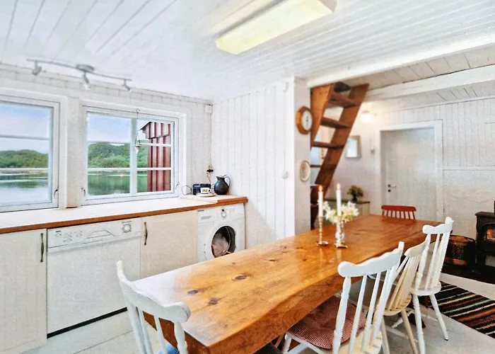 Gammelt Fiskerhus Ved Mjosundet I Aure * Valen (Hordaland)