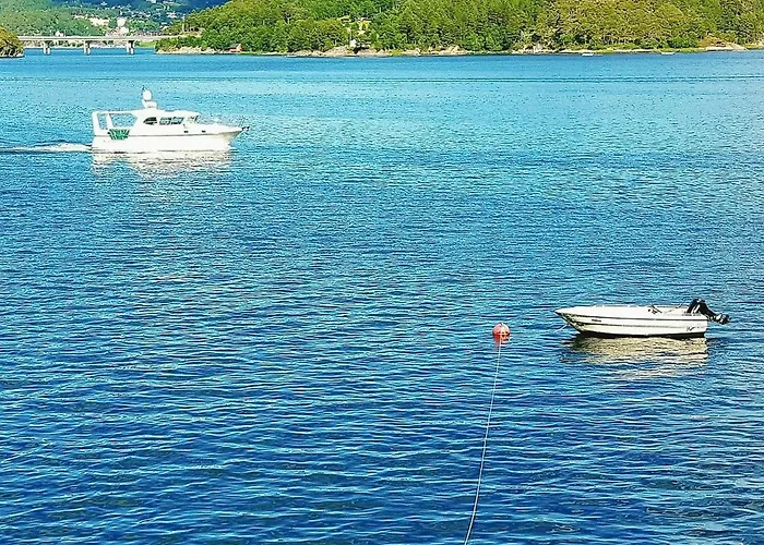 Gammelt Fiskerhus Ved Mjosundet I Aure