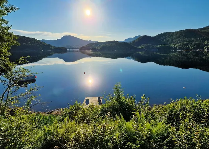 Gammelt Fiskerhus Ved Mjosundet I Aure * Valen (Hordaland)