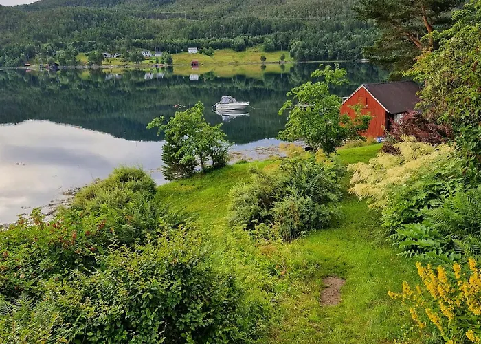 Gammelt Fiskerhus Ved Mjosundet I Aure *