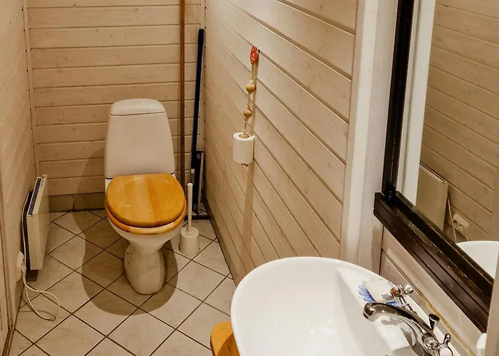 Gammelt Fiskerhus Ved Mjosundet I Aure *