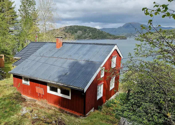 Gammelt Fiskerhus Ved Mjosundet I Aure *