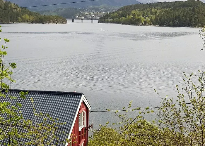 Gammelt Fiskerhus Ved Mjosundet I Aure