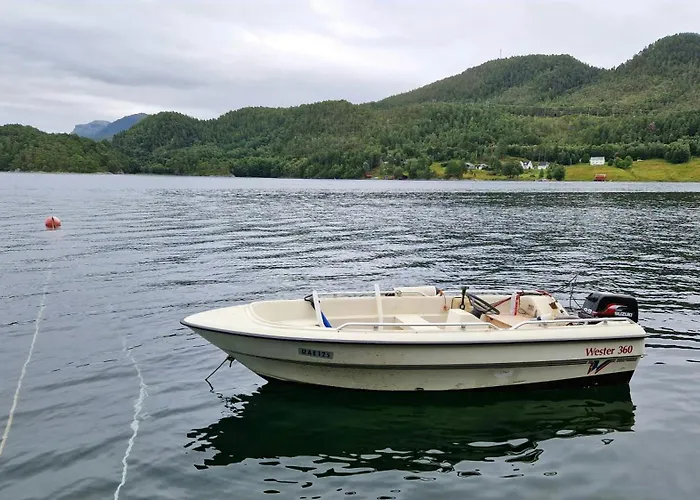 Gammelt Fiskerhus Ved Mjosundet I Aure